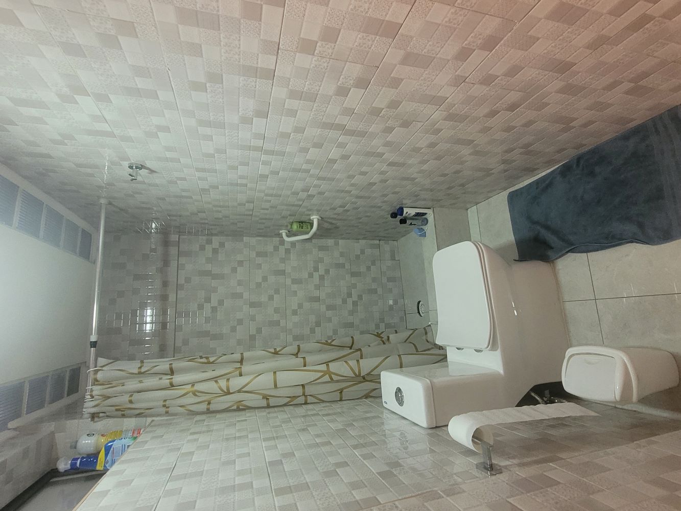 Vendo Hermosa casa con taller mecánico funcionando.